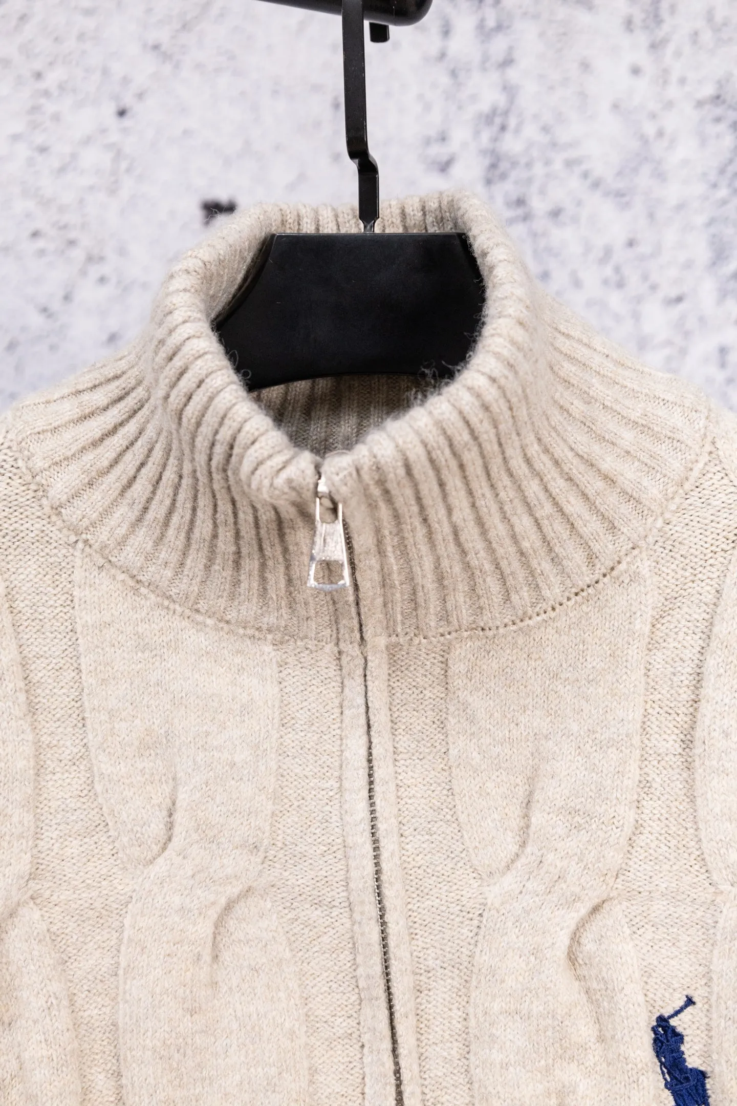 P190 Ralph Lauren 2026 new blended twist craft autumn and winter high-quality double zipper stand collar knitted cardigan jacket. Its design is really amazing. The blended twist craft makes it full of texture. The double zipper stand collar design is not only warm but also super stylish. Wearing it instantly enhances your temperament. Whether it is paired with a dress or jeans, it can be easily worn, showing a high-end feel in autumn and winter. The colors are also super nice, and each one is super elegant. Wearing them while walking on the street will turn heads 100% of the time. 🎺 This autumn and winter, buy yourself a warm and fashionable jacket, so that you can look beautiful in the cold weather. Size: S M L Color: Beige Black Gray